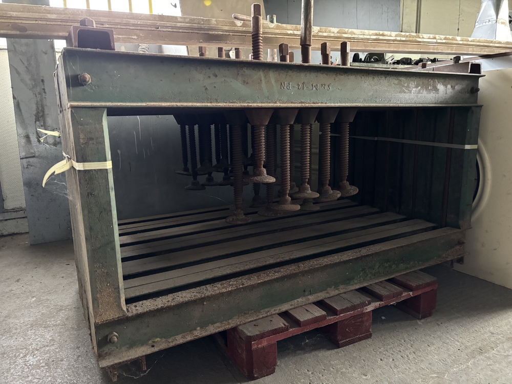 Plate forming chassis - C3058